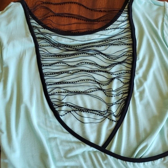 Buckle boutique Mint Green Blouse with Accent Beading Cut-out Back Soft S NWT7 - Picture 4 of 8